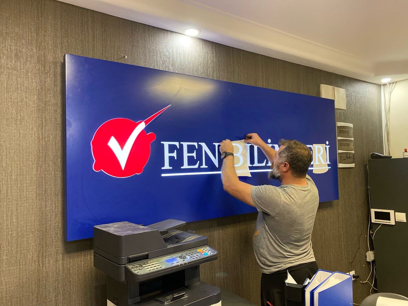 Fen Bilimleri Kurumları — Işıklı Pano — Adana